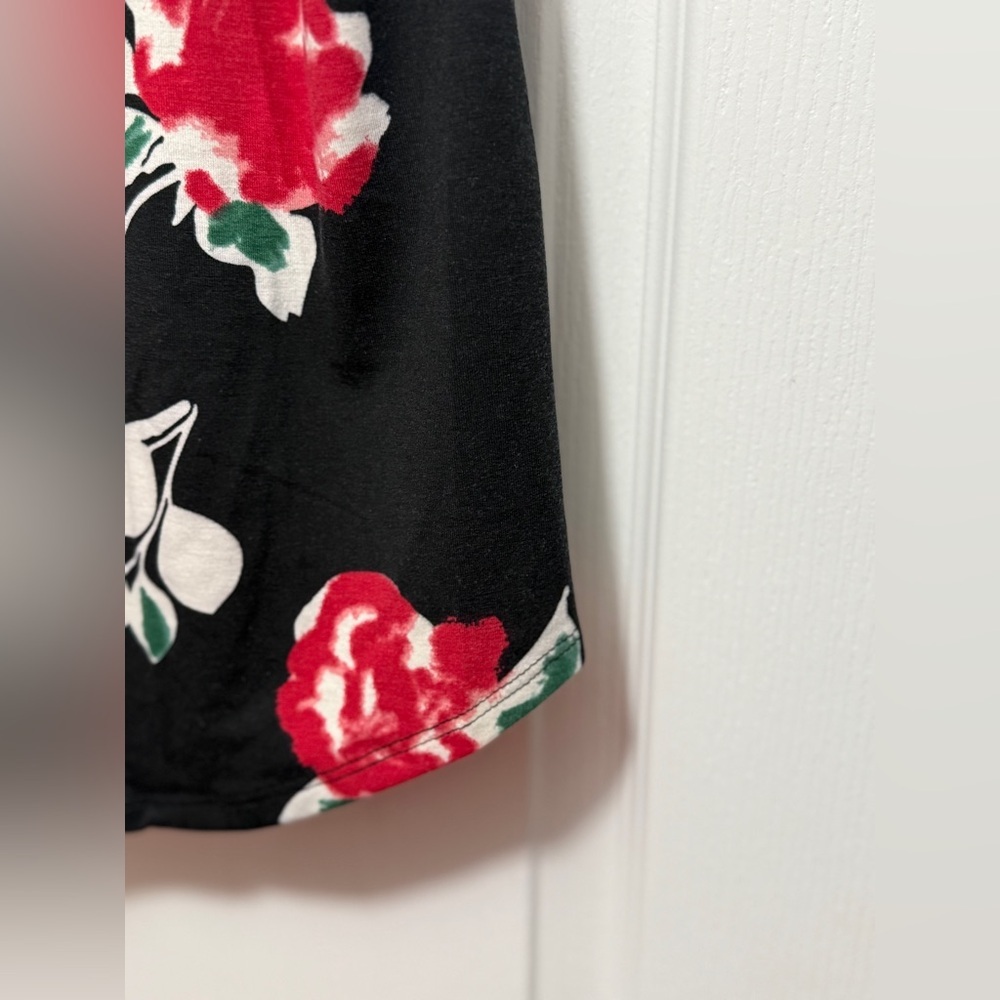 NWT LuLaRoe Tank Top Women’s‎ L Black Red Roses Sleeveless Floral Dark Romantic - Picture 14 of 16